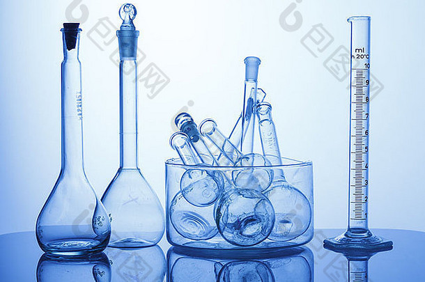 研究实验室各种各样的玻璃器皿设备蓝色的背景
