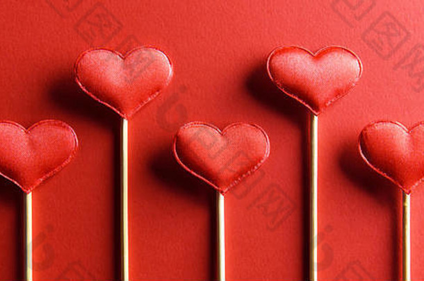 红色的纺织心木棒特写镜头情人节一天背景有创意的纹理爱概念