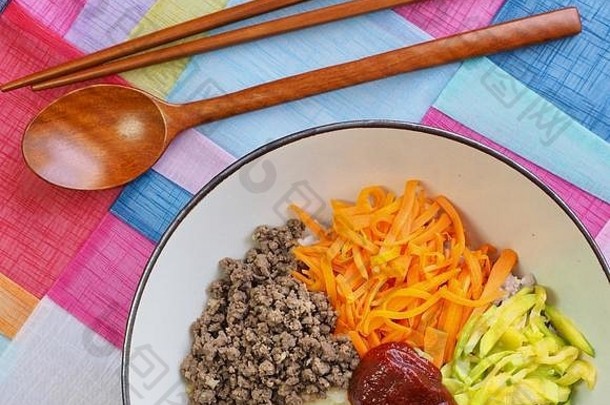 朝鲜文食物牛肉蔬菜石锅拌饭