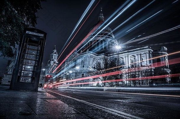 长曝光交通通过保罗的大教堂伦敦多雨的晚上
