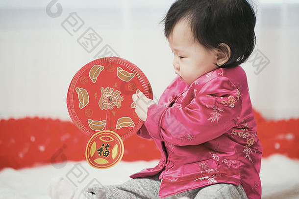 亚洲婴儿女孩玩中国人一年装饰灯笼意味着幸运的