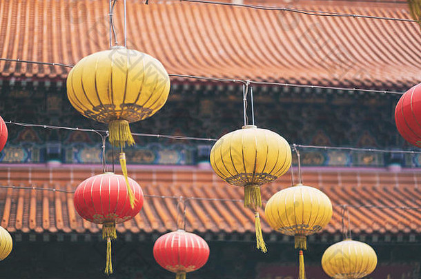 色彩斑斓的灯挂中国人寺庙