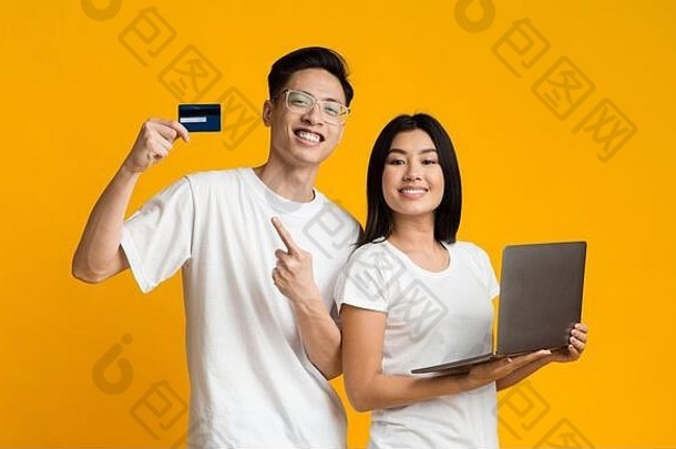 积极的亚洲夫妇推荐信贷卡购物在线