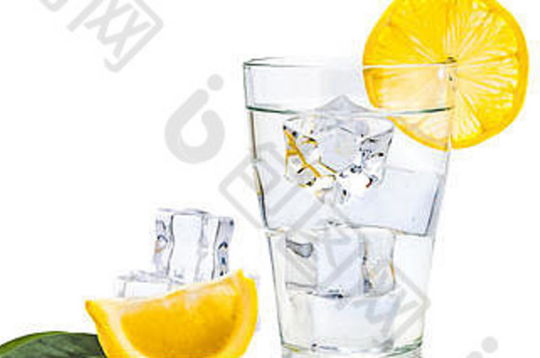 水柠檬冰多维数据集玻璃柠檬片玻璃孤立的