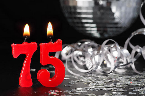 红色的蜡烛显示摘要背景生日周年纪念日聚会，派对