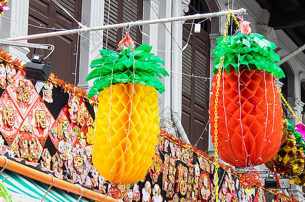 红色的黄色的菠萝灯笼庆祝中国人一年