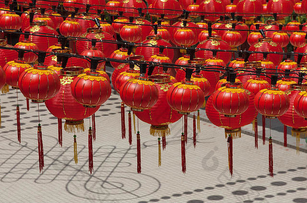 红色的灯笼装饰中国农历新年庆祝活动之前更换灯笼内保持寺庙(泥马来西亚