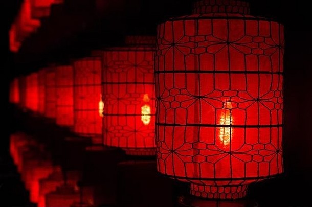 行红色的中国人灯笼
