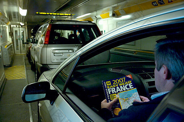 汽车内部通道隧道火车男人。法国路地图欧洲隧道英格兰欧洲