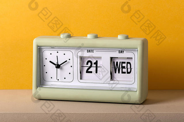 古董塑料桌面时钟日期包括一天大数字时间白色刻度盘数字色彩斑斓的黄色的