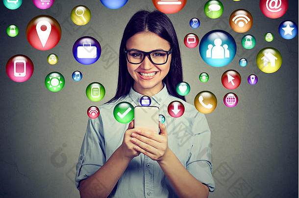 移动沟通技术概念快乐年轻的女人眼镜发短信智能手机应用程序符号图标飞行屏幕