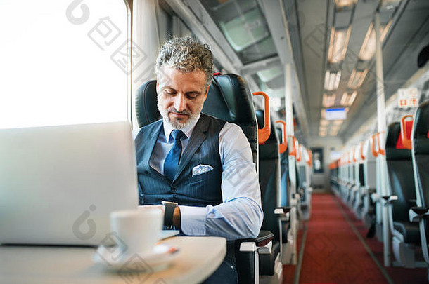 成熟的商人移动PC旅行火车