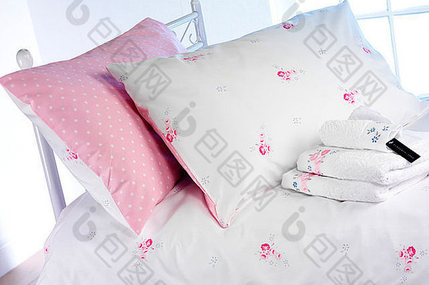 粉红色的白色床用织物床上