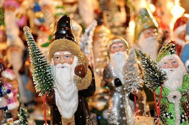 特写镜头hand-decorated欧洲父亲圣诞节圣诞老人雕像饰品持有圣诞节树世界圣诞节市场奥斯特霍夫度假胜地
