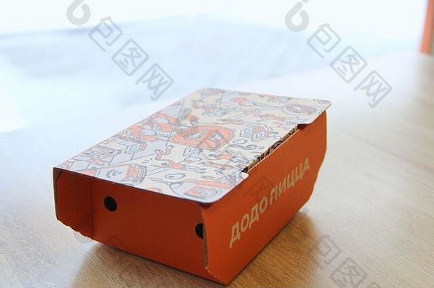 俄罗斯瑟克特夫卡尔市橙色纸板公司盒子渡渡鸟零食一边登记披萨企业设计标志成员站表格餐厅窗口