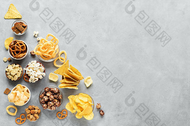 集不健康的零食芯片爆米花玉米片椒盐卷饼洋葱环碗前视图复制空间不健康的吃概念分类零食
