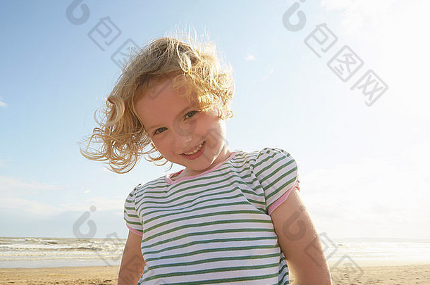 肖像可爱的女孩海滩翘起金沙肯特