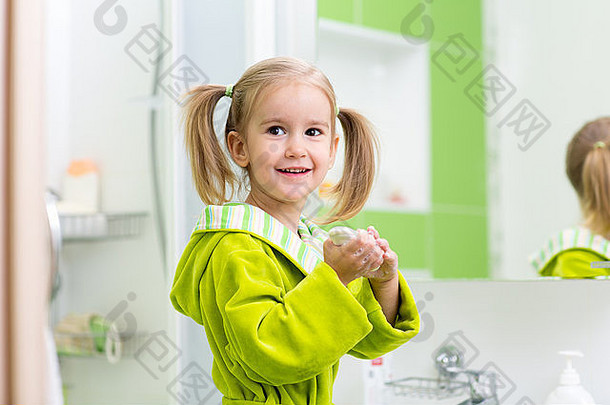 可爱的女孩洗手浴室
