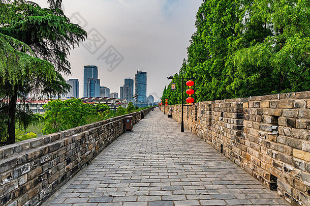 南京chengqiangming城市墙领先的行墙路中国人灯笼下午日落