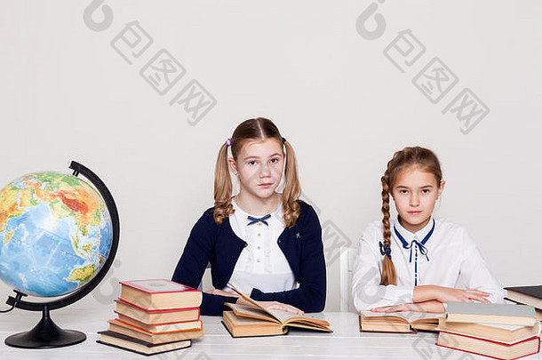 女孩教室学习教训书桌子上全球
