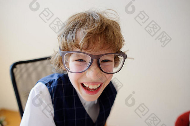 有趣的小学生巨大的眼镜不小心笑伟大的情绪小学学校学生