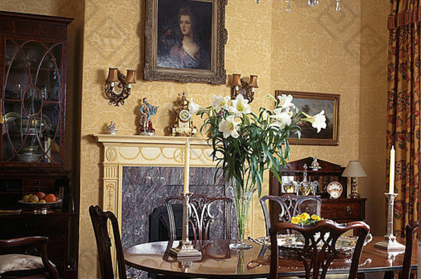 花瓶白色百合古董表格年代餐厅房间大马士革壁纸石油肖像壁炉