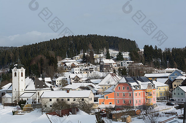 雪覆盖农村社区Vorderweissenbach