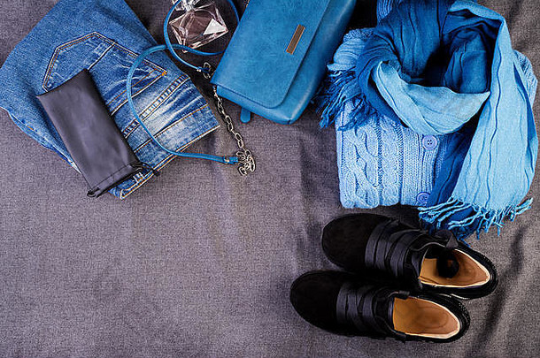 女人的服装配件鞋子蓝色的上衣牛仔裤Terracotta鞋子袋时尚装购物概念前视图时尚的饱和与