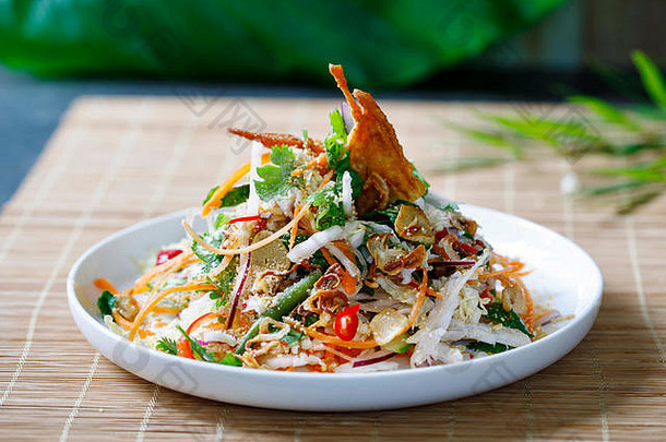 泰国沙拉新鲜的蔬菜挖走鸡脆皮鸡皮肤