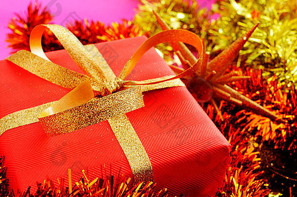 礼物包装红色的包装纸金丝带圣诞节明星俗丽的颜色