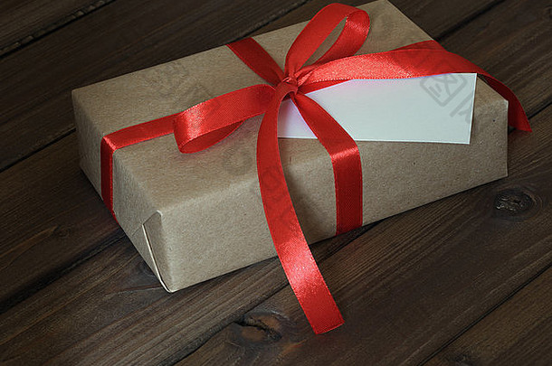 古董礼物盒子包装卡夫纸红色的丝带木<strong>背景</strong>