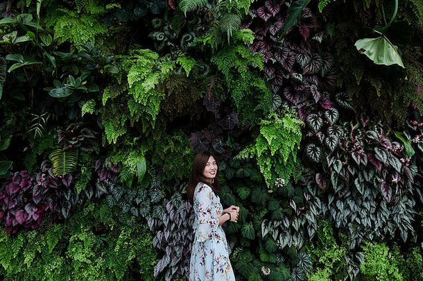 肖像美丽的亚洲女孩花衣服摆姿势前面生活植物墙云福勒斯特花园湾新加坡