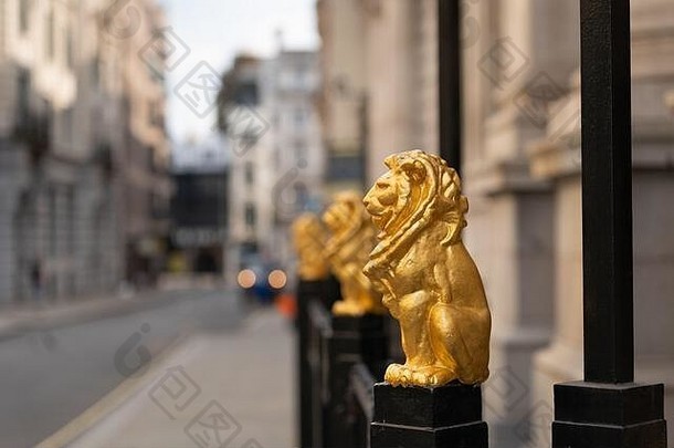 镀金金狮子坐着前金属栏杆法律社会衡平法院车道伦敦英格兰