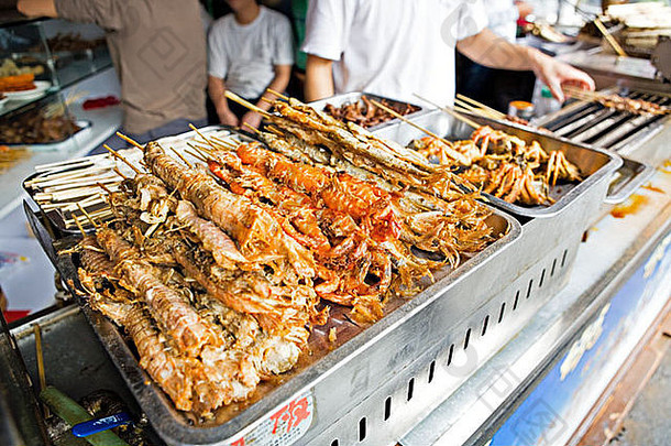 中国杭州传统的烤肉串那个故事烤肉海鲜出售街道杭州晚上