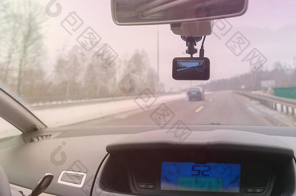 指示板相机不断记录视图车辆的前面挡风玻璃