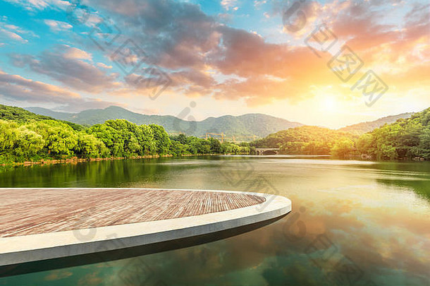 木地板上平台湖绿色山背景杭州