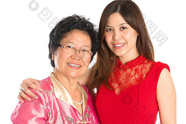 中国人一年节日快乐亚洲中国人高级妈妈。成人女儿站孤立的白色背景