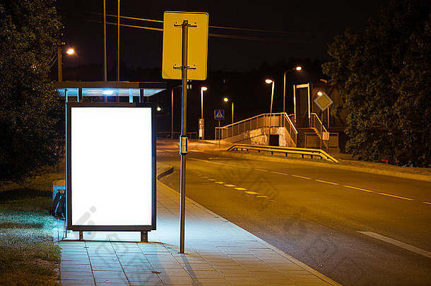 空白公共汽车停止广告广告牌城市晚上