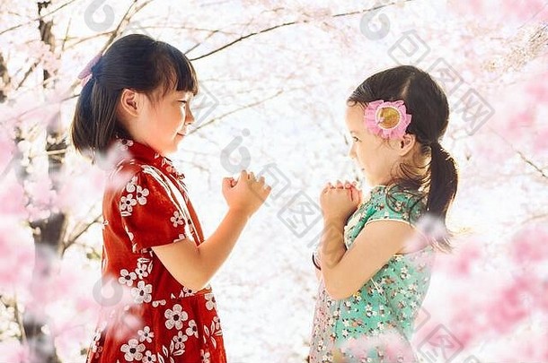 可爱的女孩穿旗袍中国人一年季节