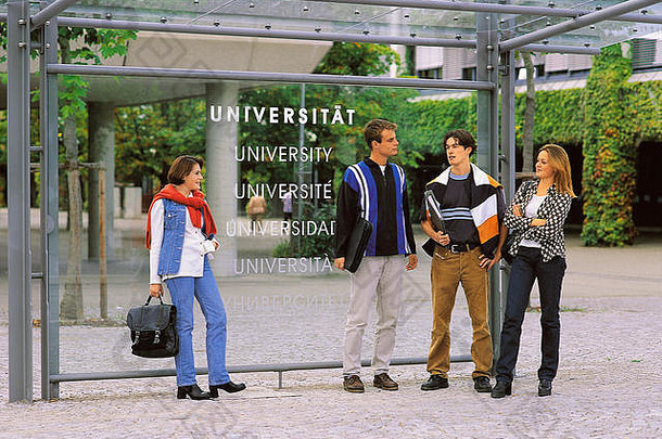 学生前面大学建筑