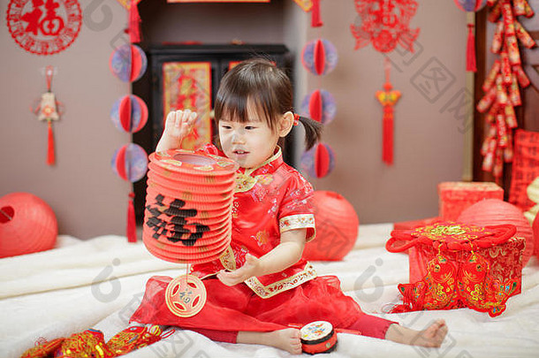 中国人婴儿女孩传统的沙拉酱持有纸灯笼庆祝中国人一年