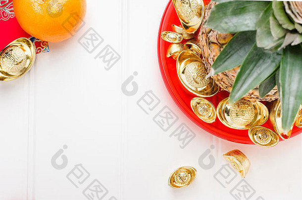 中国人一年这战俘概念前视图菠萝集团黄金锭红色的托盘白色木表格锭富有的