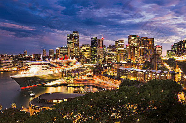 巨大的乘客船摘要海外乘客终端悉尼港口圆形旋转中央商务区摩天大楼日出
