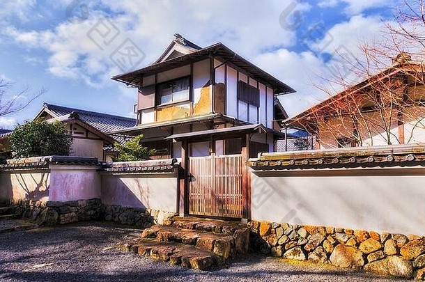历史住宅房子传统的日本体系结构风格包围白色墙木材门远程村大原