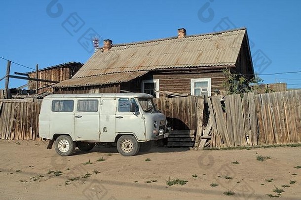典型的俄罗斯之旅公共汽车地形的<strong>警局</strong>站前面村房子奥尔洪岛