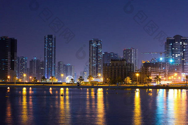 迪拜阿联酋海滩一边视图多颜色反射建筑蓝色的天空背景