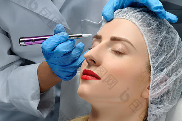 microblading眉毛美容师使永久化妆有吸引力的女人面部护理纹身美沙龙