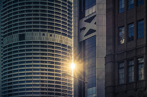 明亮的阳光闪亮的高建筑金融区