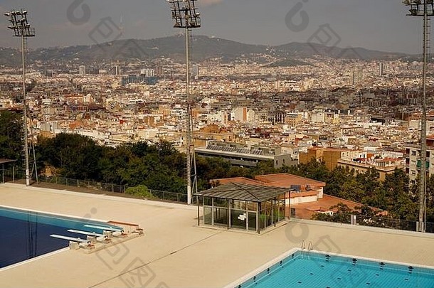 空户外游泳池巴塞罗那城市背景