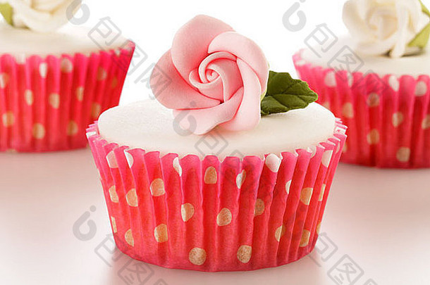 粉红色的白色玫瑰纸杯蛋糕